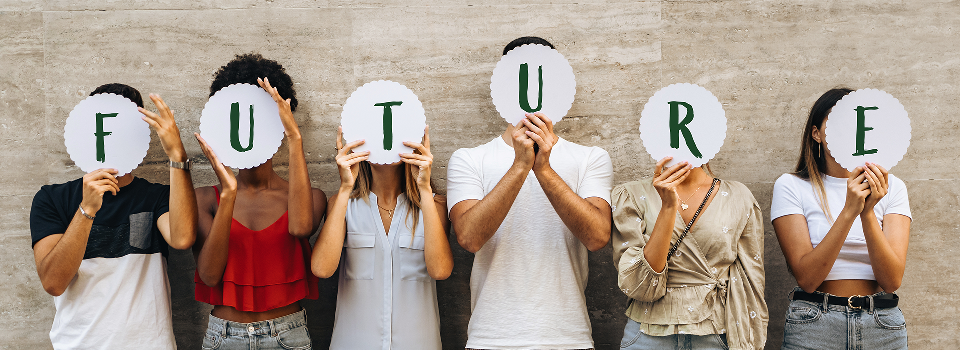 Ein Ausschnitt der beleuchteten Fassade des IHK Gebäudes in Wiesbaden bei Nacht.