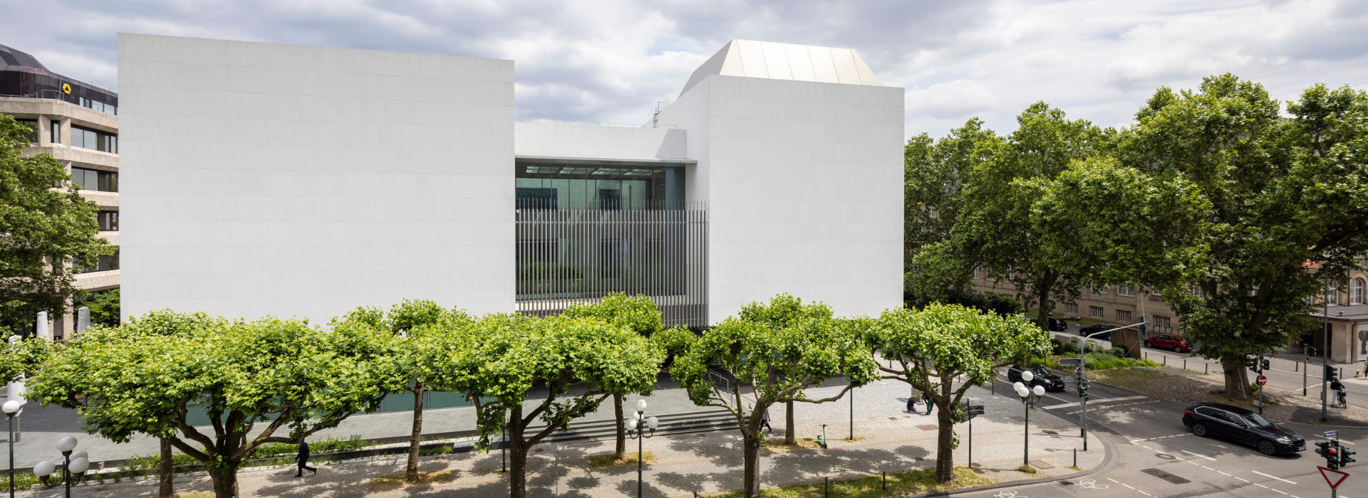 Ein Ausschnitt der Fassade des IHK Gebäudes in Wiesbaden.