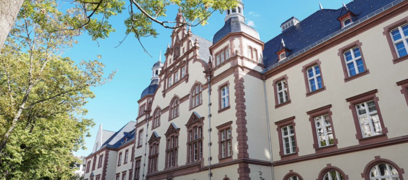 Ein Ausschnitt der Fassade des alten Gerichts in Wiesbaden.