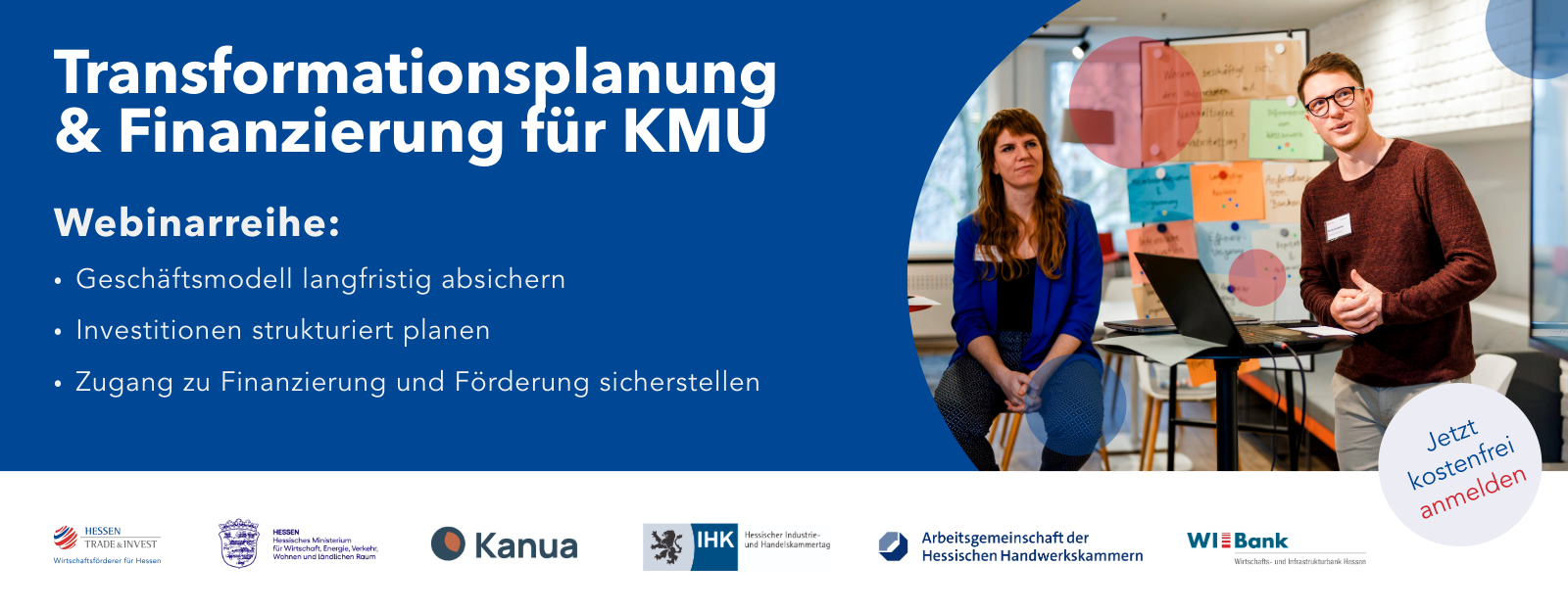 Personen in einer Workshop-Situation vor einer Pinnwand mit Moderationskarten; Werbegrafik für eine Webinarreihe für kleine und mittlere Unternehmen.