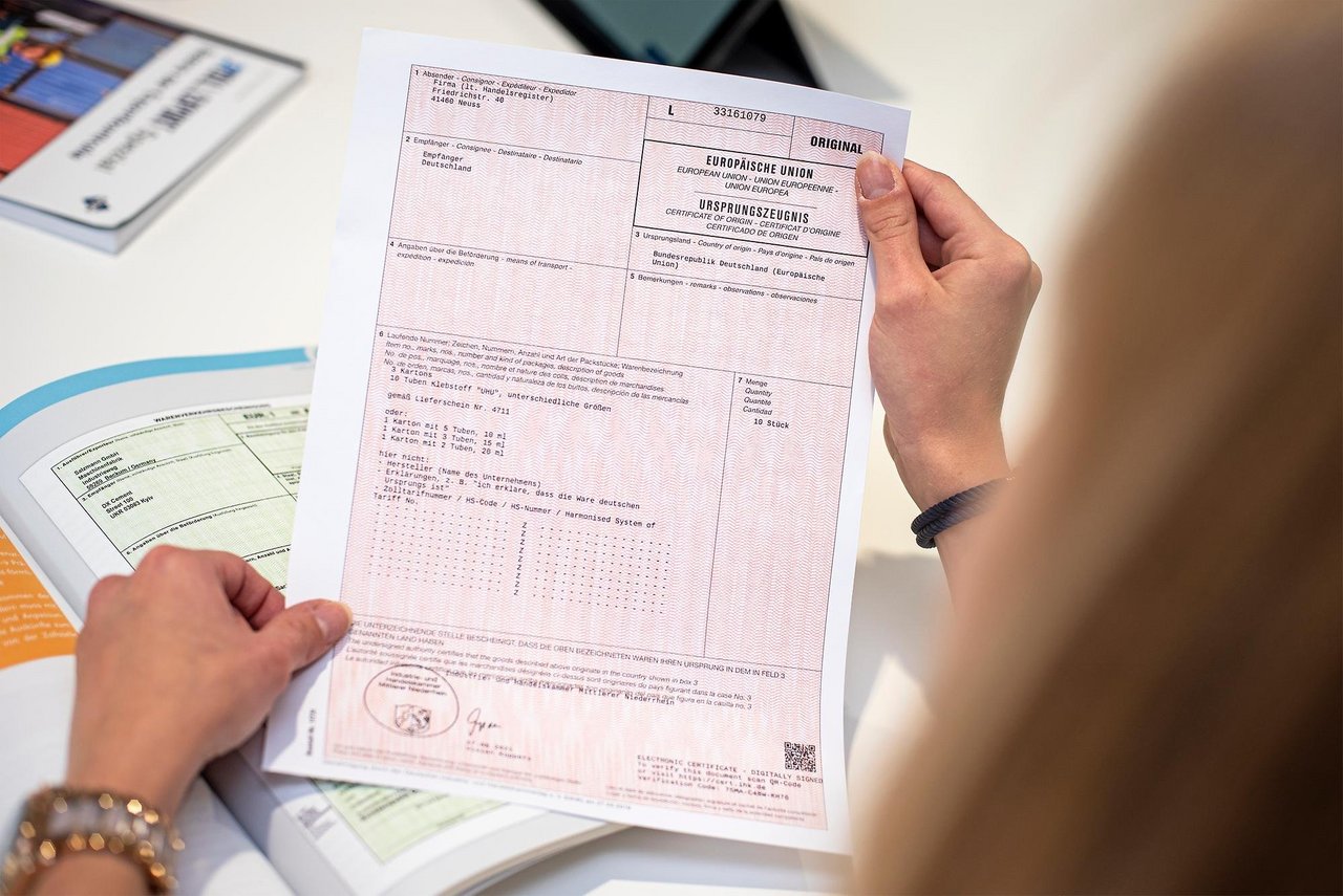 Frau hält Ursprungszeugnis in der Hand.