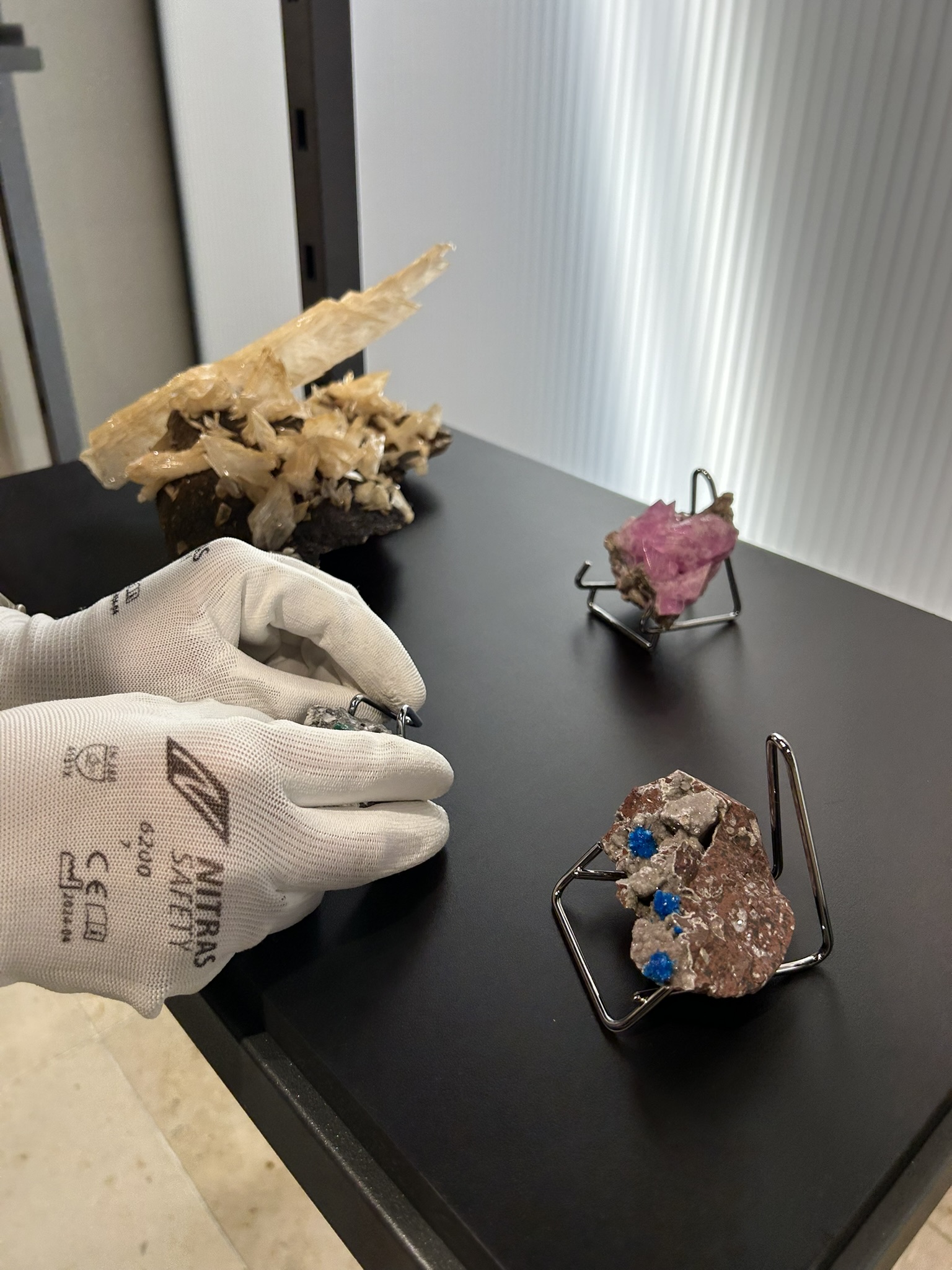 Gestaltung einer Vitrine mit Edelsteinen