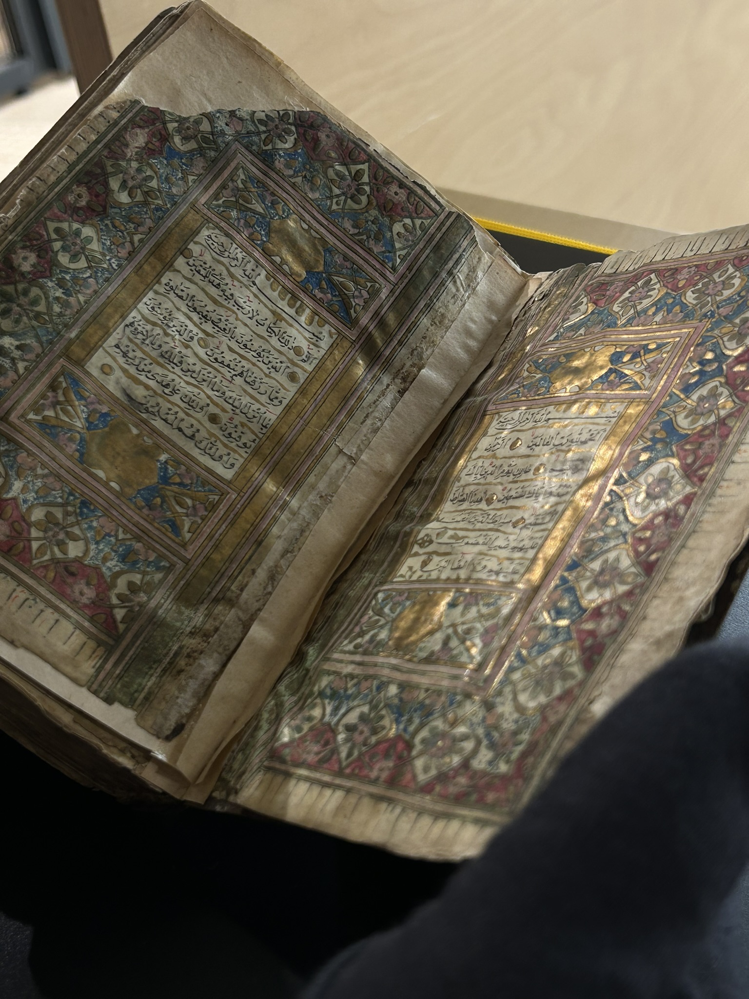 Gestaltung einer Vitrine mit verziertem Koran