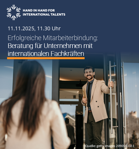 In einem Foto hält eine männlich gelesene Person mit dunklen Haaren und hellem Anzug einer Person mit langen Haaren, die nur von hinten zu sehen ist, die Tür auf. Daneben steht: 