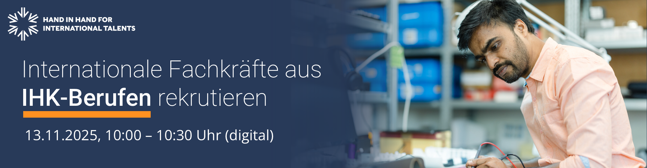 In einem Foto hält eine männlich gelesene Person mit dunklen Haaren und hellem Anzug einer Person mit langen Haaren, die nur von hinten zu sehen ist, die Tür auf. Daneben steht: 