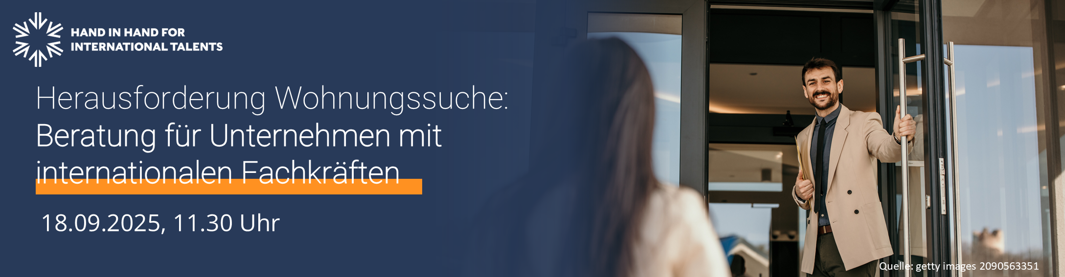 In einem Foto hält eine männlich gelesene Person mit dunklen Haaren und hellem Anzug einer Person mit langen Haaren, die nur von hinten zu sehen ist, die Tür auf. Daneben steht: 