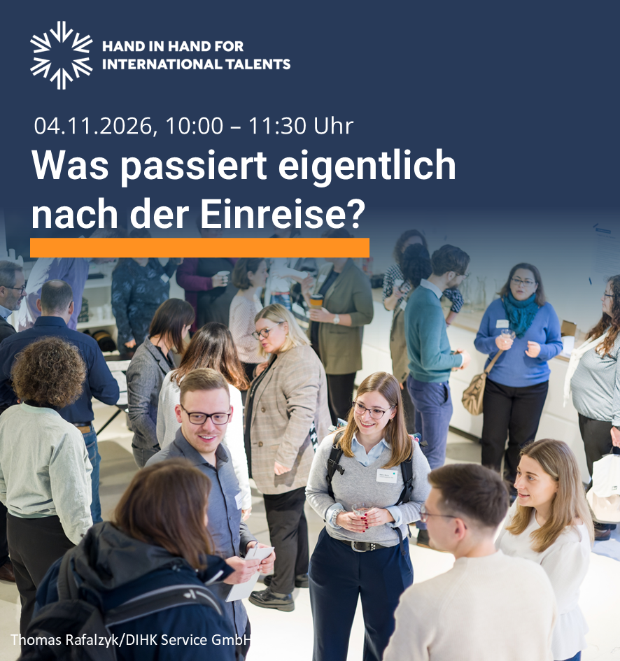In einem Foto hält eine männlich gelesene Person mit dunklen Haaren und hellem Anzug einer Person mit langen Haaren, die nur von hinten zu sehen ist, die Tür auf. Daneben steht: 