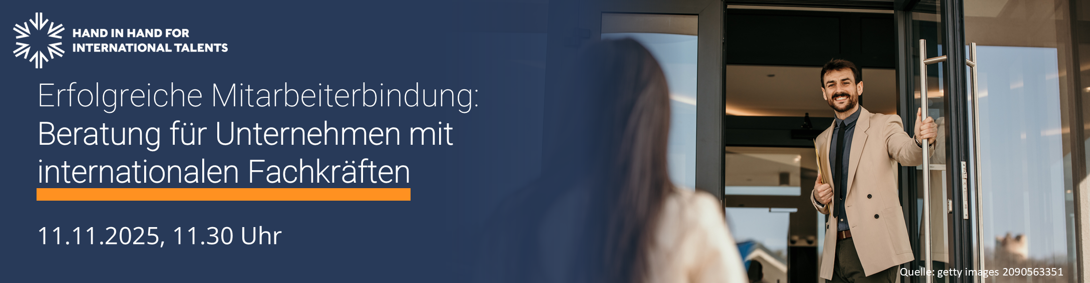 In einem Foto hält eine männlich gelesene Person mit dunklen Haaren und hellem Anzug einer Person mit langen Haaren, die nur von hinten zu sehen ist, die Tür auf. Daneben steht: 