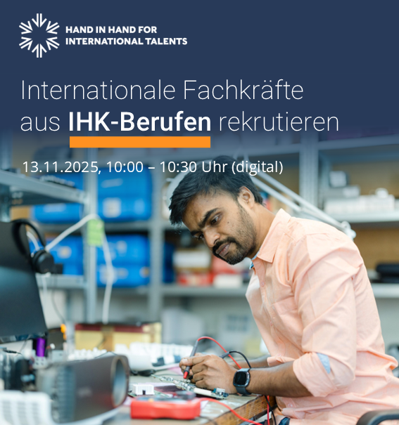 In einem Foto hält eine männlich gelesene Person mit dunklen Haaren und hellem Anzug einer Person mit langen Haaren, die nur von hinten zu sehen ist, die Tür auf. Daneben steht: 