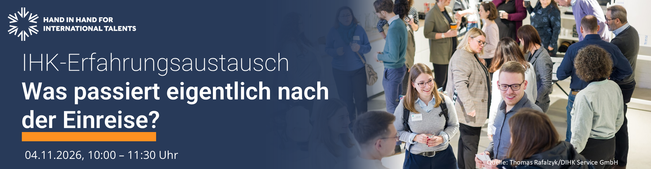In einem Foto hält eine männlich gelesene Person mit dunklen Haaren und hellem Anzug einer Person mit langen Haaren, die nur von hinten zu sehen ist, die Tür auf. Daneben steht: 