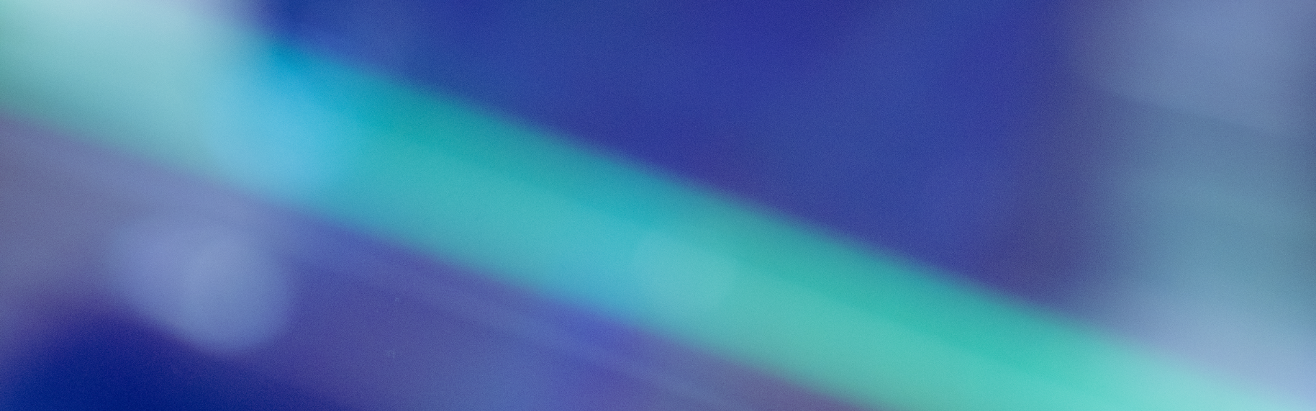 Detailaufnahme eines farbigen Lichts in einer technischen Anlage